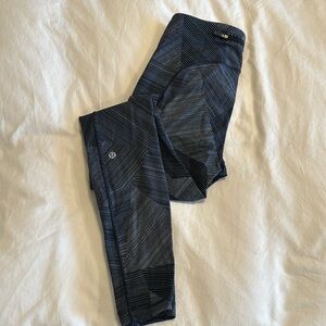 Lululemon size 6 leggings geometric white and navy print worn one time
